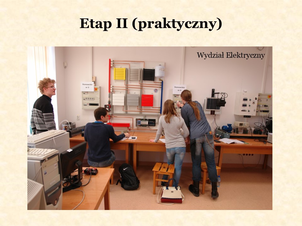 Prezentacja: slajd 13 z 26: zdjęcie archiwalne z drugiego etapu konkursu na Wydziale Elektrycznym. Dwie drużyny rozwiązują zadanie korzystając z odpowiednich przyrządów.