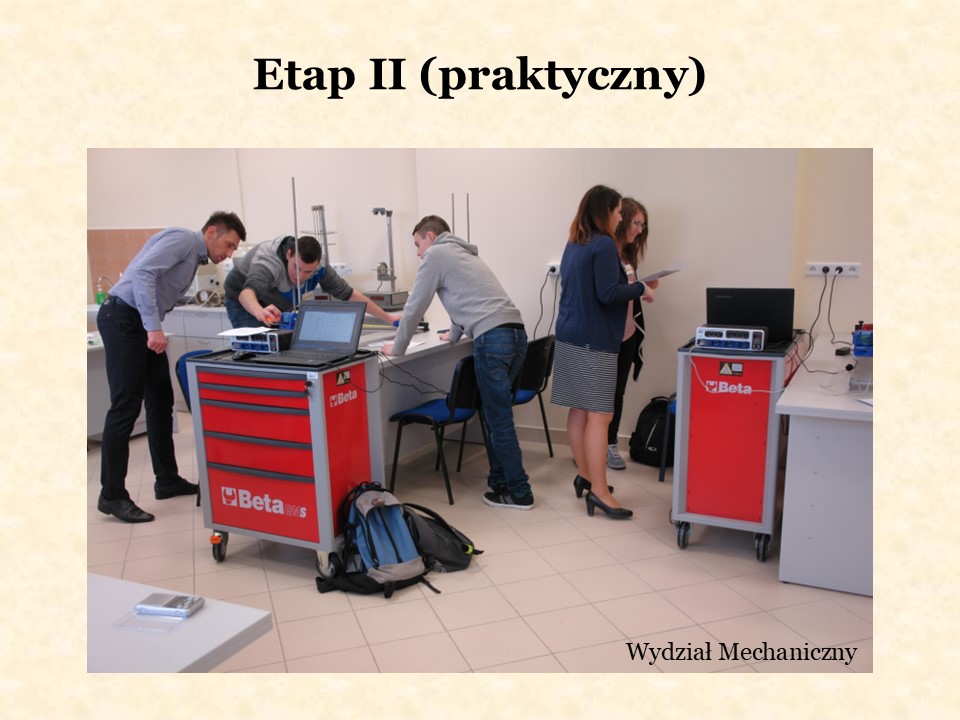 Prezentacja: slajd 17 z 26: zdjęcie archiwalne z drugiego etapu konkursu na Wydziale Mechanicznym. Dwie drużyny rozwiązują zadanie korzystając z odpowiednich przyrządów.