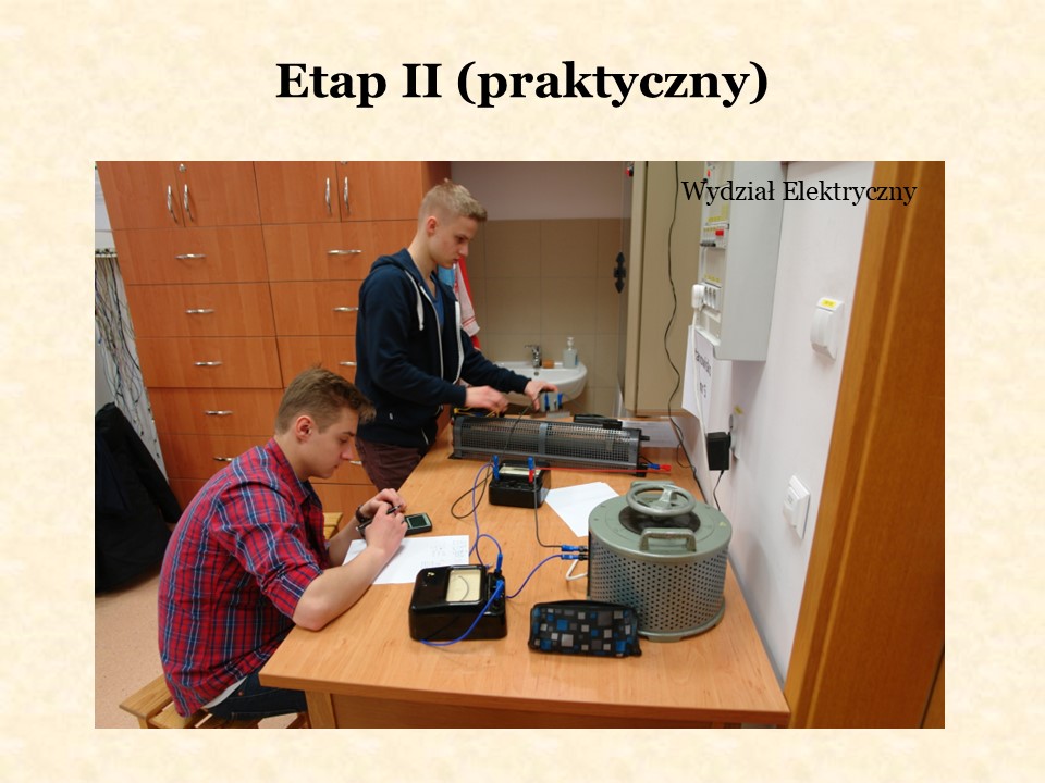 Prezentacja: slajd 14 z 26: zdjęcie archiwalne z drugiego etapu konkursu na Wydziale Elektrycznym. Dwóch uczestników rozwiązuje zadanie korzystając z odpowiednich przyrządów.
