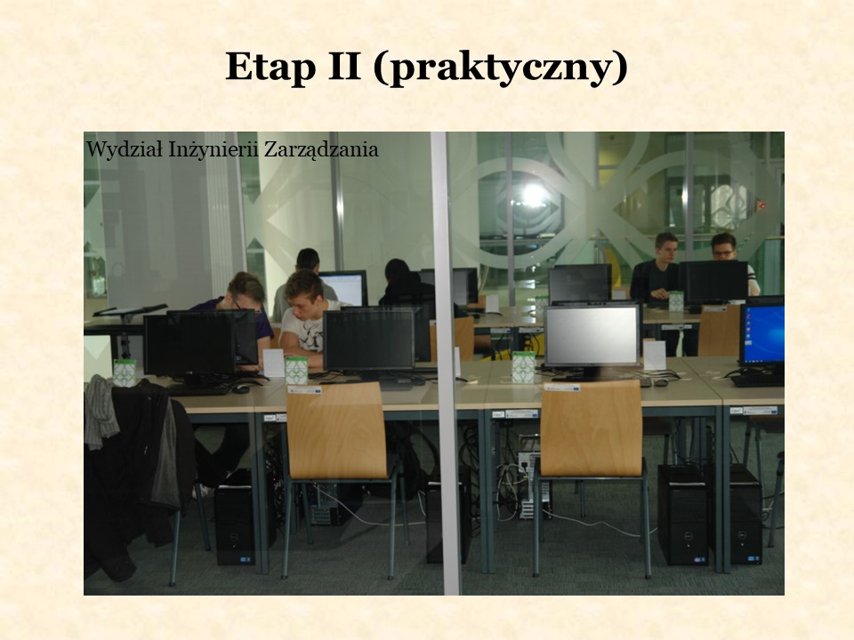 Prezentacja: slajd 20 z 26: zdjęcie archiwalne z drugiego etapu konkursu na Wydziale Inżynierii Zarządzania. Trzy drużyny rozwiązują zadanie w pracowni komputerowej.